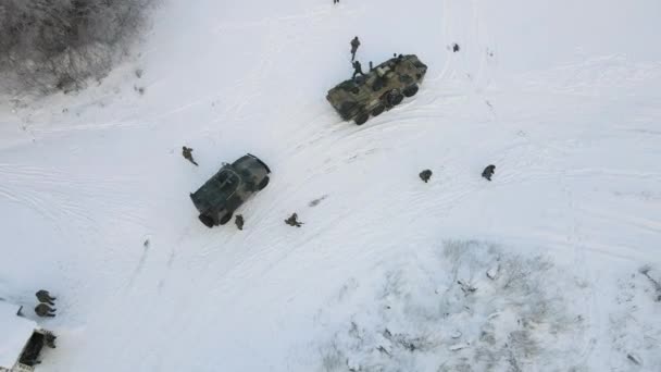 NOVOSIBIRSK, RUSSIA - LISTOPAD 18, 2020: Oddział opuszcza pojazdy wojskowe. Szkolenie zimowego żołnierza — Wideo stockowe