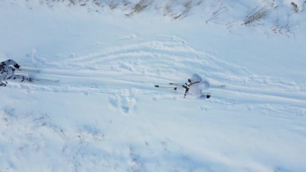 Hava fotoğrafçılığı. Silahlı kayakçılar pist boyunca ilerler. — Stok video