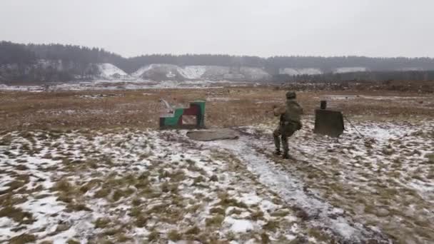 Солдат біжить у стрілянину і стріляє у вибух трасуючої гвинтівки . — стокове відео