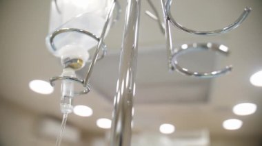 Tıbbi ameliyathanenin bulanık arka planına sahip bir damlatıcı.