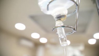 Bir damlatıcının yakın çekimi. Çözüm yavaş çekimde.