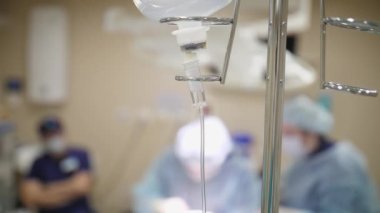 Bir tıbbi operasyonun arka planında düşürücü var