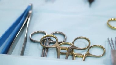 Tıbbi gereçler ameliyat masasında yatıyor.