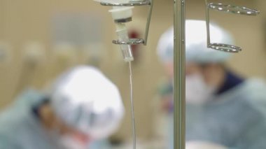 Tıbbi maskeli doktorlar ameliyathanede çalışıyor.