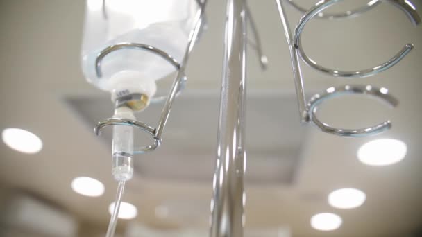 Kroplówka medyczna w sali operacyjnej slowmo — Wideo stockowe