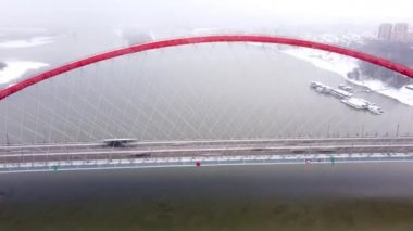 Karayolu köprüsünün kış hipervanesi. bir nehir ve köprüsü olan bir kış manzarasının arka planı