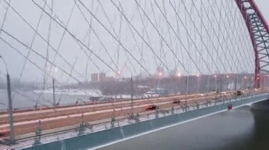 Gece yol köprüsü. Hava fotoğrafçılığı ve hiperhız. Uzun süreli araba farları.