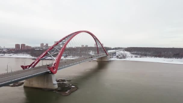 Novosibirsk otomobil Bugrinsky köprüsünün üzerinde. Kış köprüsünün hava fotoğrafları. Gri renk şeması — Stok video