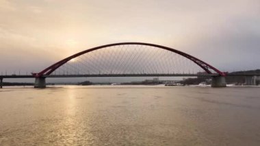 Düşük irtifada hava fotoğrafçılığı. Suyun üzerinden geçiş. Novosibirsk Bugrinsky Köprüsü