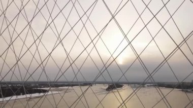 Köprü ipleri yakın. Bugrinsky Köprüsü 'nün iplerinin hava fotoğrafları. Novosibirsk otomobil köprüsü