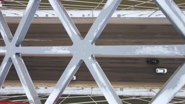 Eiserne Pfeiler der Brücke im Winter Lizenzfreies Stock-Filmmaterial