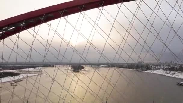 Rychlé panorama Novosibirského mostu. Letecká fotografie dálnice a mostu Stock Záběr