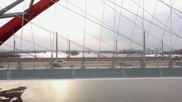 Parallelbewegung mit Autos entlang der Brücke. Luftaufnahmen in 4k Stockvideo