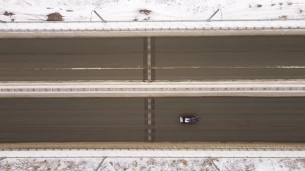 Vista superior da auto-estrada de inverno. Os carros movem-se em direcções diferentes. Fotografia aérea em 4k — Vídeo de Stock