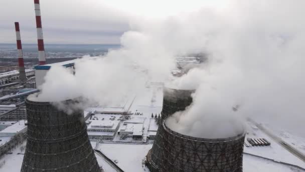 Três torres térmicas queimam carvão e emitem espessas nuvens de fumaça para a atmosfera — Vídeo de Stock