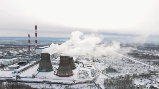 Central eléctrica produce vapor en invierno — Vídeos de Stock