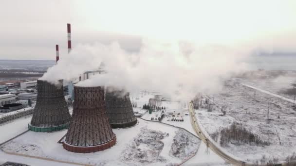 Fotografía aérea en 4k. Planta de carbón en el fondo. Liberación de sustancias nocivas a la atmósfera — Vídeos de Stock