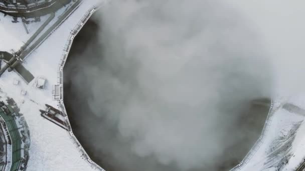 Un vuelo cercano sobre la planta de energía en invierno. Nube de vapor emitida por una central eléctrica de carbón en Rusia — Vídeos de Stock