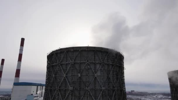 La torre de enfriamiento libera una nube de vapor a la atmósfera. Fotografía aérea 4K — Vídeo de stock
