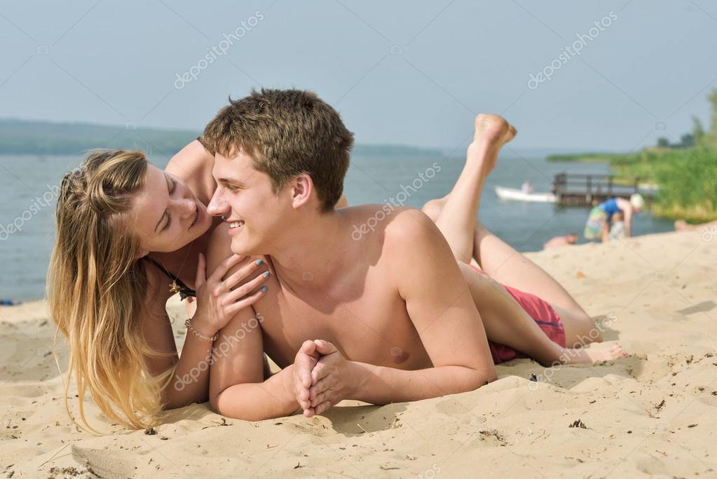 Парень насадил девушку прямо на берегу