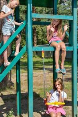 Kız ride bir salıncak üzerinde