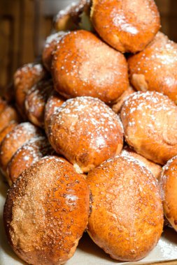 pasta bir satırda çizgili rulo