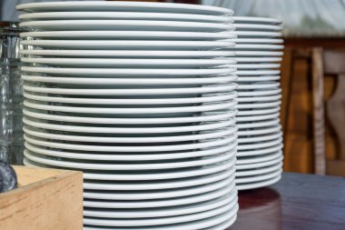 masada beyaz tabak yığını