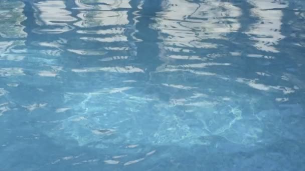El agua en la piscina — Vídeo de stock
