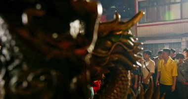 Yeni Taipei Şehri, Tayvan, 12 Mayıs 2025: Tapınak meydanında bir tahtırevan yürüyüşü ve geleneksel bir tapınak fuarı sırasında kutsama törenlerinin canlı bir gece sahnesi.