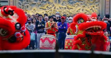 Geleneksel aslan dansı ve halk dansları Baosheng Dadi Hac Töreni sırasında.
