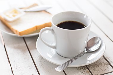 Ahşap masa arkasında kahve fincanı manzarası 