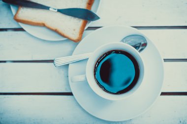 Ahşap masa arkasında kahve fincanı manzarası 