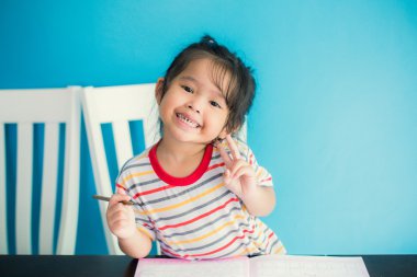 çocuk onun ödev yapmak mutlu