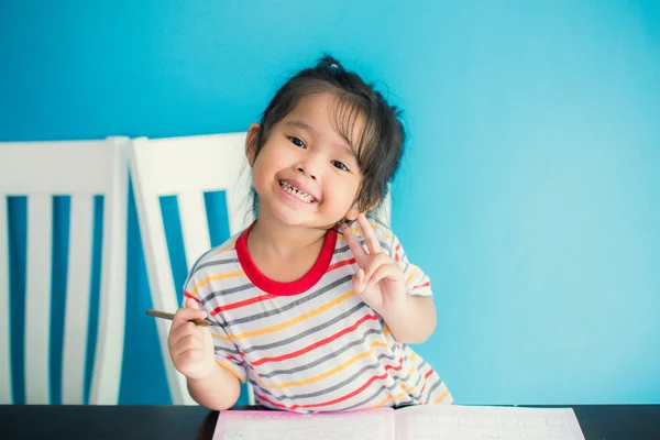 çocuk onun ödev yapmak mutlu