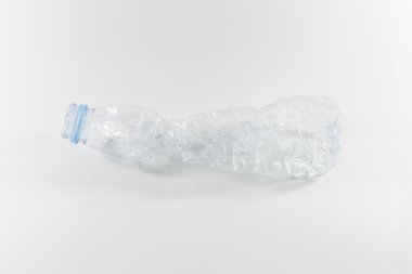 geri dönüştürülebilen plastik şişeler. Sıkılmış su şişeleri