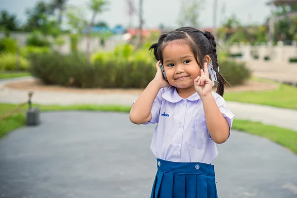 cep telefonundan konuşan çocuk güzel kız akıllı telefon mutlu arama