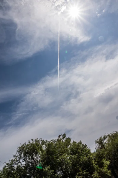 Die Wolken treiben langsam über den blauen Himmel — Stockfoto