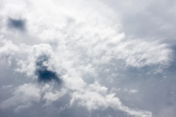 Nuvole bianche galleggiano nel cielo — Foto Stock