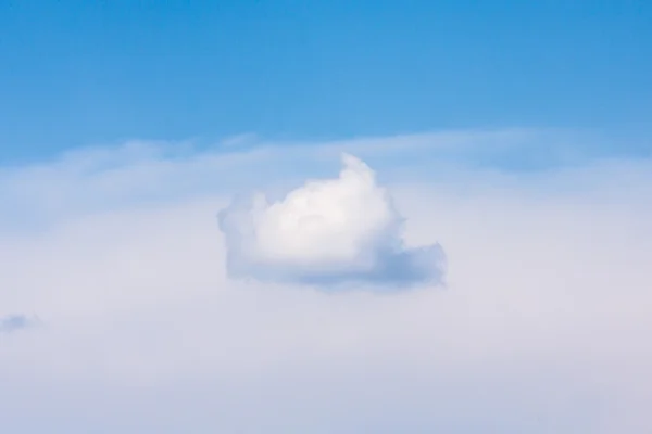 Die Wolken treiben langsam über den blauen Himmel — Stockfoto