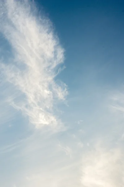 Die Wolken treiben langsam über den blauen Himmel — Stockfoto