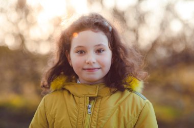 Park, anne ve kızı sonbahar yürüyüş