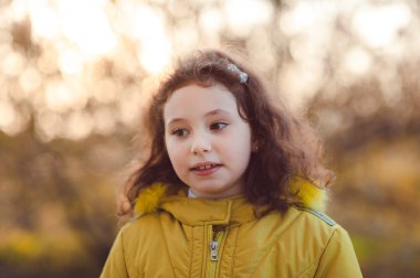 Park, anne ve kızı sonbahar yürüyüş