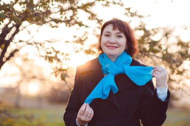 Park, anne ve kızı sonbahar yürüyüş