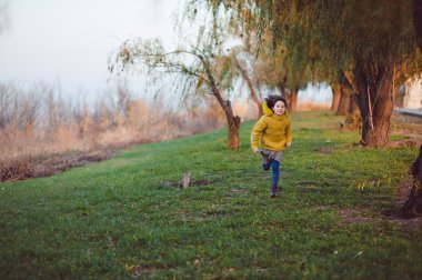 Park, anne ve kızı sonbahar yürüyüş