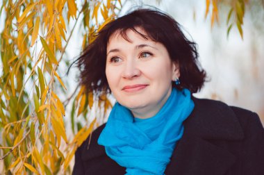 Park, anne ve kızı sonbahar yürüyüş