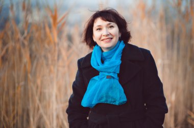 Park, anne ve kızı sonbahar yürüyüş