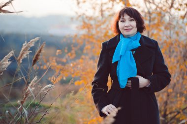 Park, anne ve kızı sonbahar yürüyüş