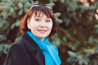 Park, anne ve kızı sonbahar yürüyüş