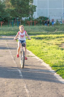 Bir bisiklet sürme