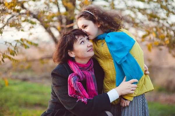 Passeio de outono no parque, mãe e filha — Fotografia de Stock